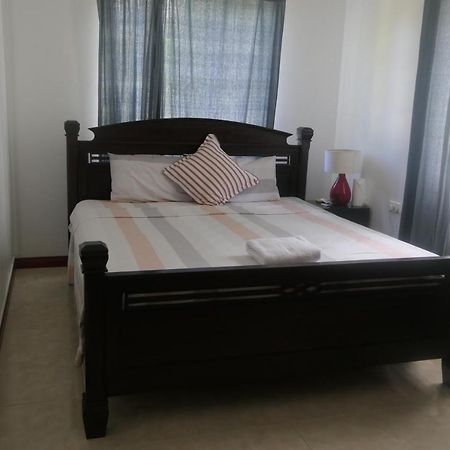 Tropical Garden Self Catering Villa วิกตอเรีย ภายนอก รูปภาพ