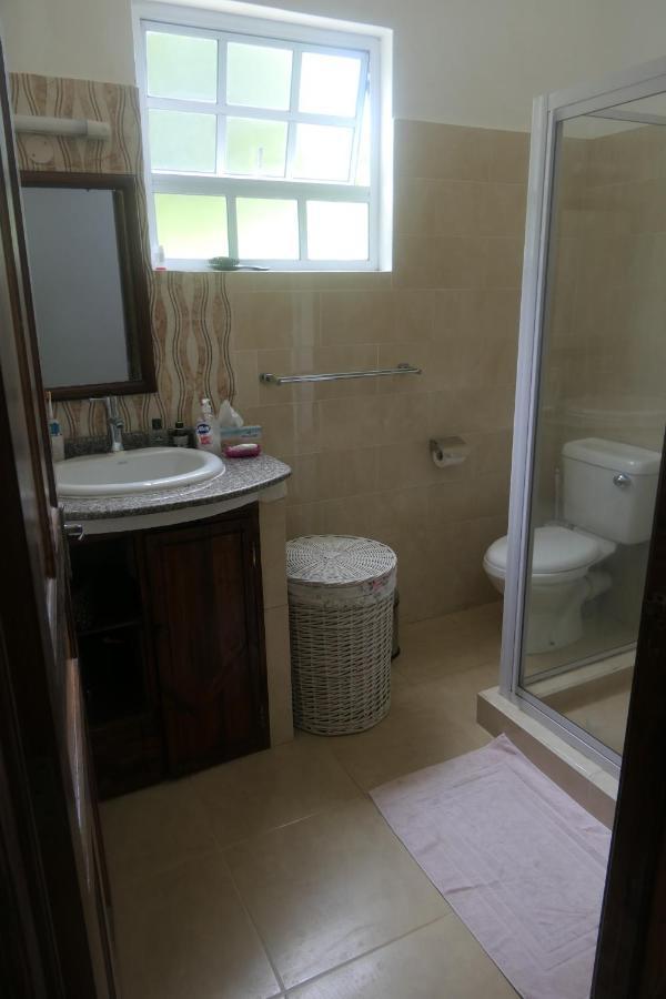 Tropical Garden Self Catering Villa วิกตอเรีย ภายนอก รูปภาพ