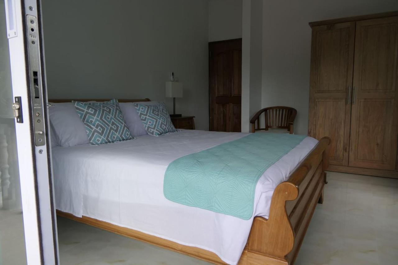 Tropical Garden Self Catering Villa วิกตอเรีย ภายนอก รูปภาพ