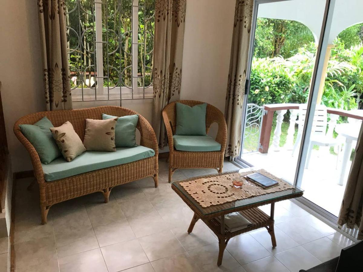 Tropical Garden Self Catering Villa วิกตอเรีย ภายนอก รูปภาพ
